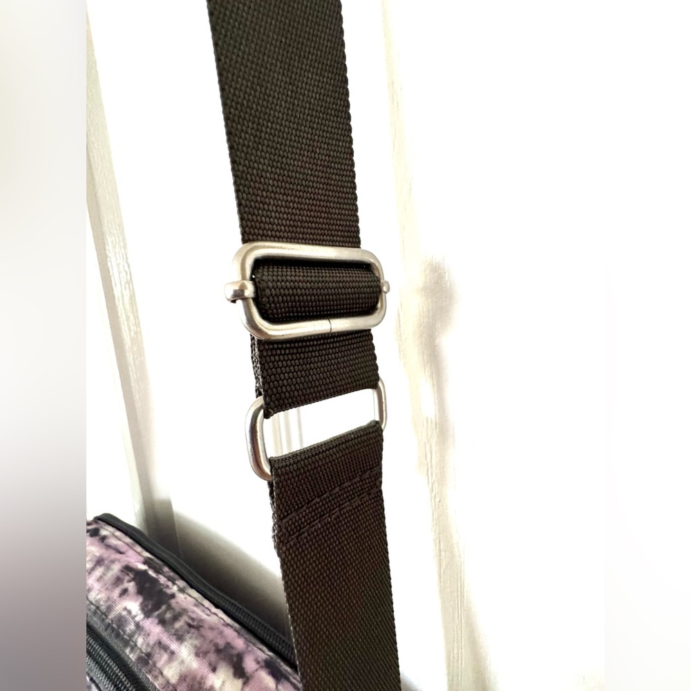 Baggallini Crossbody Shoulder Bag Tie Dye Purple Gray Print 10"x7" Purse - Picture 8 of 13